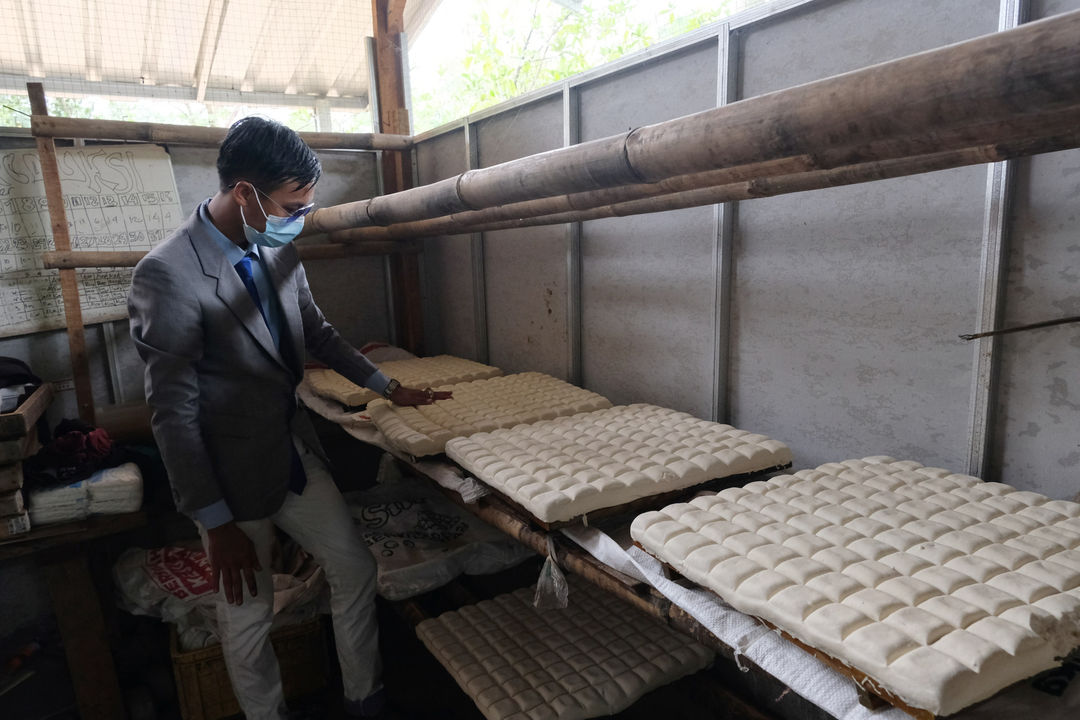 <p>Pekerja mengenakan busana formil jas, kemeja, dan berdasi layaknya pekerja kantoran memproduksi tahu di industri rumahan Usaha Mikro Kecil Menengah (UMKM) kawasan Sukaraja, Kabupaten Bogor, Jawa Barat, Senin, 14 Desember 2020. Foto : Ismail Pohan/TrenAsia</p>
