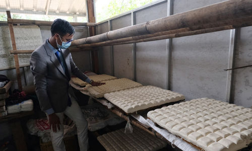 <p>Pekerja mengenakan busana formil jas, kemeja, dan berdasi layaknya pekerja kantoran memproduksi tahu di industri rumahan Usaha Mikro Kecil Menengah (UMKM) kawasan Sukaraja, Kabupaten Bogor, Jawa Barat, Senin, 14 Desember 2020. Foto : Ismail Pohan/TrenAsia</p>
