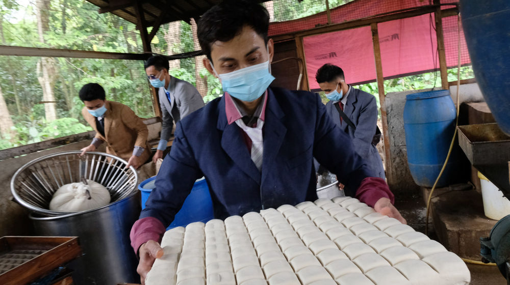 <p>Pekerja mengenakan busana formil jas, kemeja, dan berdasi layaknya pekerja kantoran memproduksi tahu di industri rumahan Usaha Mikro Kecil Menengah (UMKM) kawasan Sukaraja, Kabupaten Bogor, Jawa Barat, Senin, 14 Desember 2020. Foto : Ismail Pohan/TrenAsia</p>
