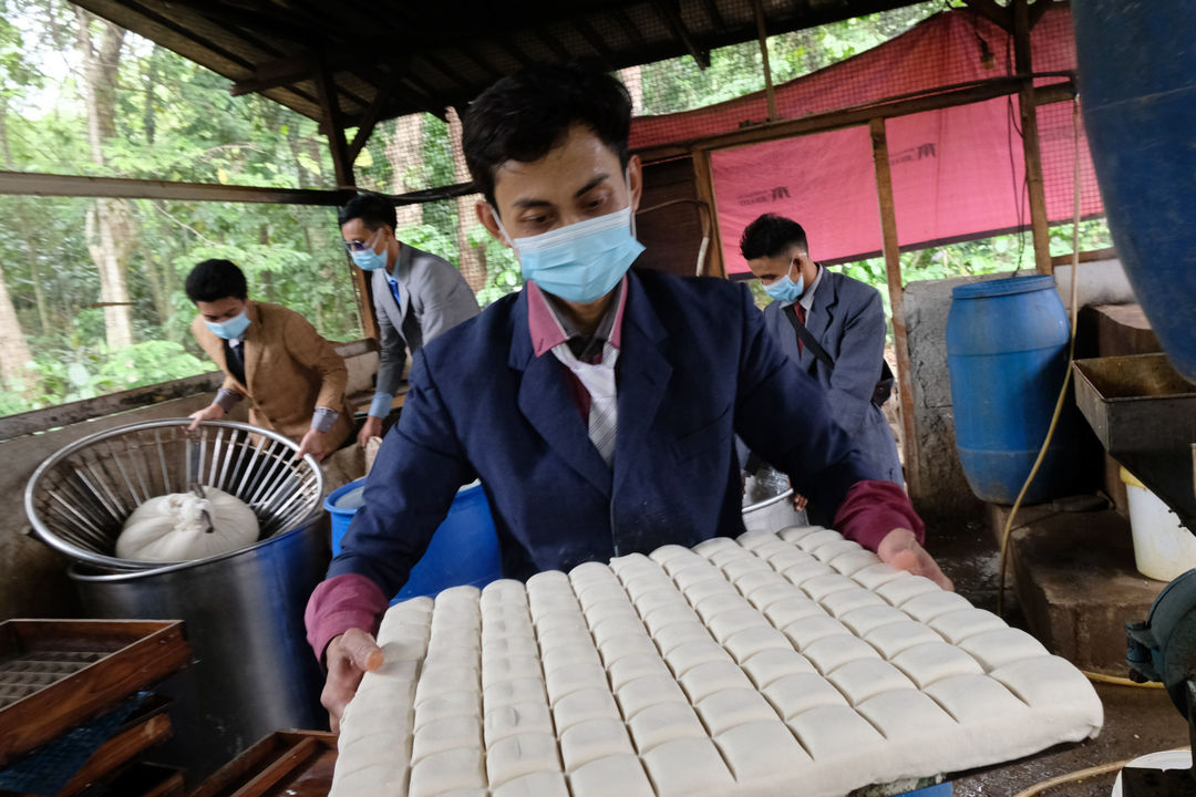 <p>Pekerja mengenakan busana formil jas, kemeja, dan berdasi layaknya pekerja kantoran memproduksi tahu di industri rumahan Usaha Mikro Kecil Menengah (UMKM) kawasan Sukaraja, Kabupaten Bogor, Jawa Barat, Senin, 14 Desember 2020. Foto : Ismail Pohan/TrenAsia</p>
