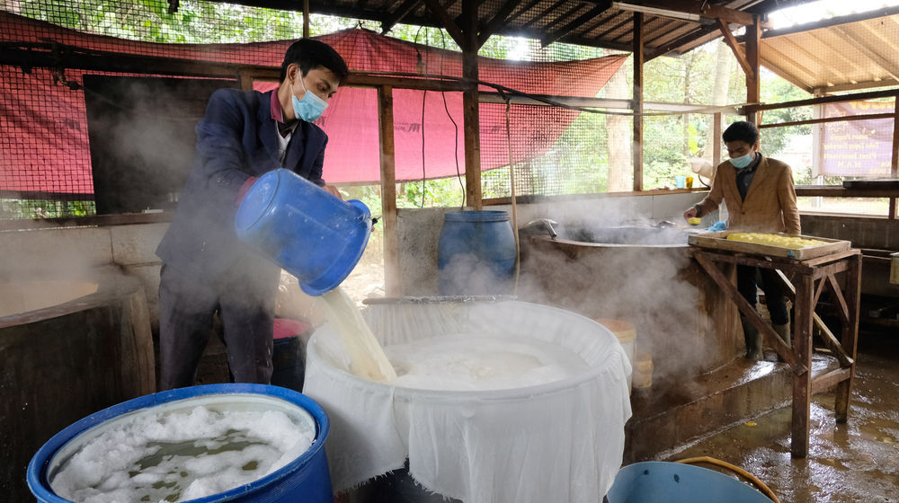 <p>Pekerja mengenakan busana formil jas, kemeja, dan berdasi layaknya pekerja kantoran memproduksi tahu di industri rumahan Usaha Mikro Kecil Menengah (UMKM) kawasan Sukaraja, Kabupaten Bogor, Jawa Barat, Senin, 14 Desember 2020. Foto : Ismail Pohan/TrenAsia</p>
