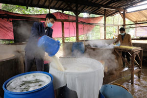 <p>Pekerja mengenakan busana formil jas, kemeja, dan berdasi layaknya pekerja kantoran memproduksi tahu di industri rumahan Usaha Mikro Kecil Menengah (UMKM) kawasan Sukaraja, Kabupaten Bogor, Jawa Barat, Senin, 14 Desember 2020. Foto : Ismail Pohan/TrenAsia</p>
