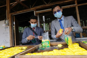 <p>Pekerja mengenakan busana formil jas, kemeja, dan berdasi layaknya pekerja kantoran melakukan pengepakan tahu di industri rumahan Usaha Mikro Kecil Menengah (UMKM) kawasan Sukaraja, Kabupaten Bogor, Jawa Barat, Senin, 14 Desember 2020. Foto : Ismail Pohan/TrenAsia</p>