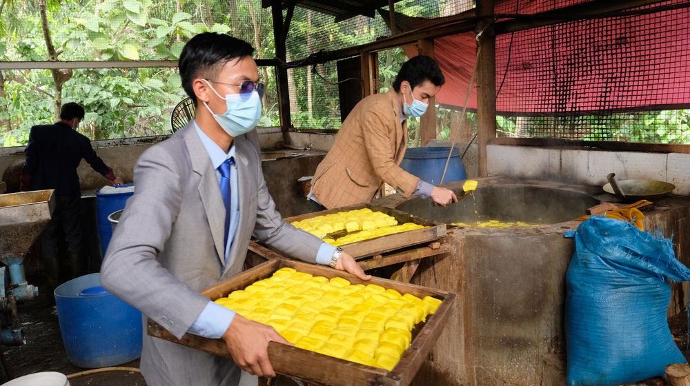 <p>Pekerja mengenakan busana formil jas, kemeja, dan berdasi layaknya pekerja kantoran memproduksi tahu di industri rumahan Usaha Mikro Kecil Menengah (UMKM) kawasan Sukaraja, Kabupaten Bogor, Jawa Barat, Senin, 14 Desember 2020. Foto : Ismail Pohan/TrenAsia</p>
