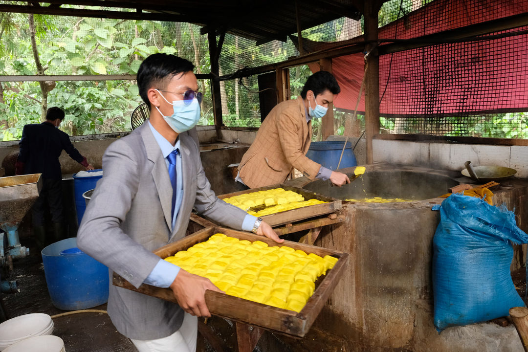 <p>Pekerja mengenakan busana formil jas, kemeja, dan berdasi layaknya pekerja kantoran memproduksi tahu di industri rumahan Usaha Mikro Kecil Menengah (UMKM) kawasan Sukaraja, Kabupaten Bogor, Jawa Barat, Senin, 14 Desember 2020. Foto : Ismail Pohan/TrenAsia</p>
