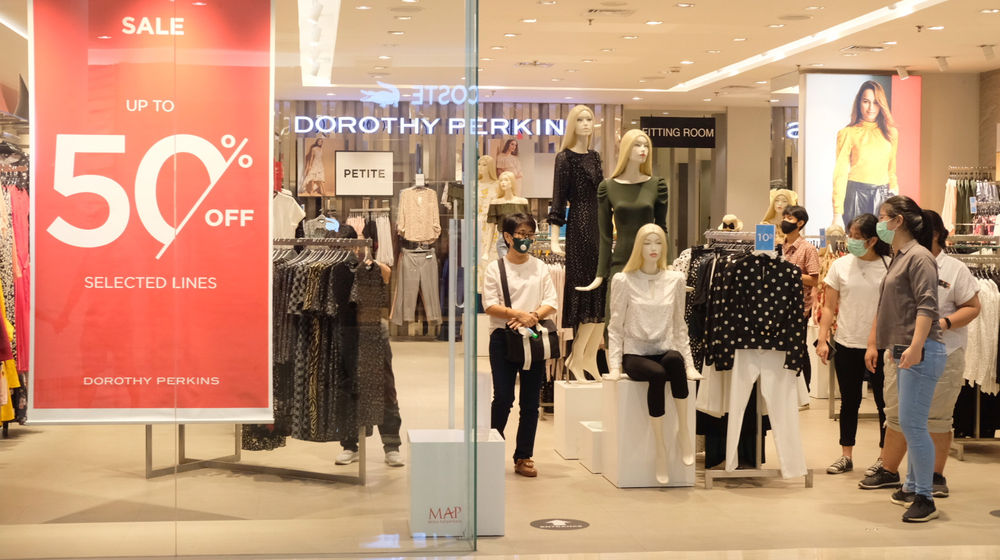 <p>Pengunjung berada di salah satu tenant pusat perbelanjaan yang menggelar diskon belanja Natal dan Tahun Baru di Mal Senayan City, Jakarta, Jum’at, 25 Desember 2020. Foto: Ismail Pohan/TrenAsia</p>
