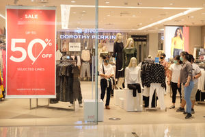 <p>Pengunjung berada di salah satu tenant pusat perbelanjaan yang menggelar diskon belanja Natal dan Tahun Baru di Mal Senayan City, Jakarta, Jum’at, 25 Desember 2020. Foto: Ismail Pohan/TrenAsia</p>
