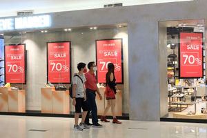 <p>Pengunjung melintas di depan salah satu tenant pusat perbelanjaan yang menggelar diskon belanja Natal dan Tahun Baru di Mal Senayan City, Jakarta, Jum’at, 25 Desember 2020. Foto: Ismail Pohan/TrenAsia</p>
