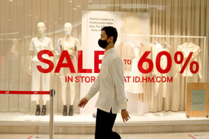 <p>Pengunjung melintas di depan salah satu tenant pusat perbelanjaan yang menggelar diskon belanja Natal dan Tahun Baru di Mal Senayan City, Jakarta, Jum’at, 25 Desember 2020. Foto: Ismail Pohan/TrenAsia</p>