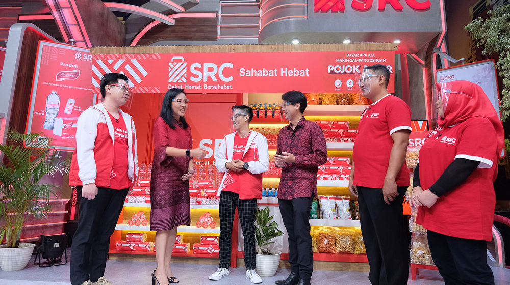 <p>Direktur PT SRC Indonesia Sembilan (SRCIS) Henny Susanto (dua dari kiri) dan Komisaris SRCIS Ivan Cahyadi (ketiga kanan) berbincang dengan pedagang pemilik toko SRC berbincang di sela – sela acara Festival SRC Indonesia yang dilakukan secara virtual di Jakarta, Sabtu, 19 Desember 2020. Foto: Ismail Pohan/TrenAsia</p>
