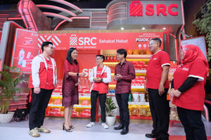 <p>Direktur PT SRC Indonesia Sembilan (SRCIS) Henny Susanto (dua dari kiri) dan Komisaris SRCIS Ivan Cahyadi (ketiga kanan) berbincang dengan pedagang pemilik toko SRC berbincang di sela – sela acara Festival SRC Indonesia yang dilakukan secara virtual di Jakarta, Sabtu, 19 Desember 2020. Foto: Ismail Pohan/TrenAsia</p>
