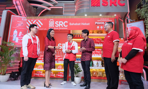 <p>Direktur PT SRC Indonesia Sembilan (SRCIS) Henny Susanto (dua dari kiri) dan Komisaris SRCIS Ivan Cahyadi (ketiga kanan) berbincang dengan pedagang pemilik toko SRC berbincang di sela – sela acara Festival SRC Indonesia yang dilakukan secara virtual di Jakarta, Sabtu, 19 Desember 2020. Foto: Ismail Pohan/TrenAsia</p>
