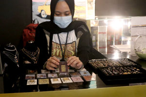 <p>Karyawati menunjukkan emas batangan di gerai emas Pegadaian, Jakarta, Selasa, 15 Desember 2020. Foto: Ismail Pohan/TrenAsia</p>
