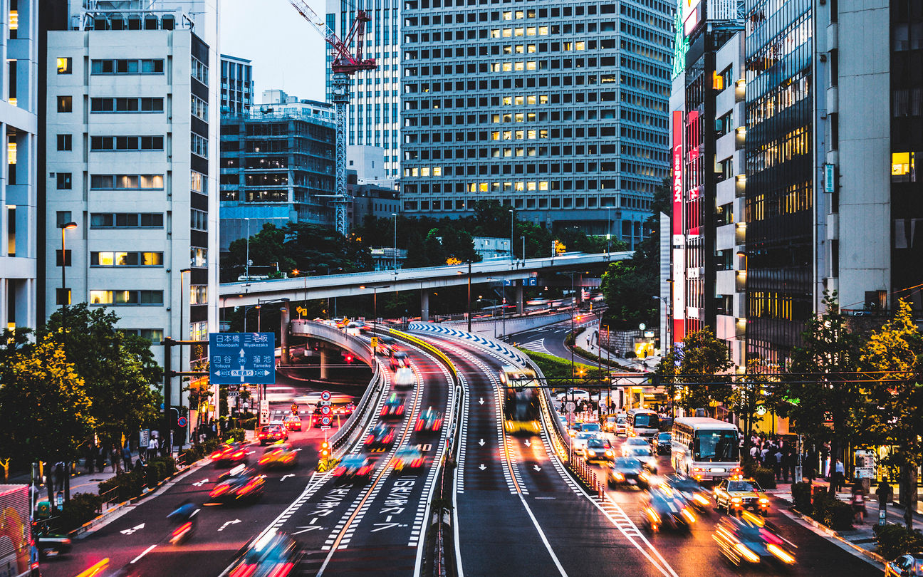 <p>Night traffic in the city &#8211; Akasaka, Tokyo, Jepang. Dok: Savvy Tokyo.</p>
