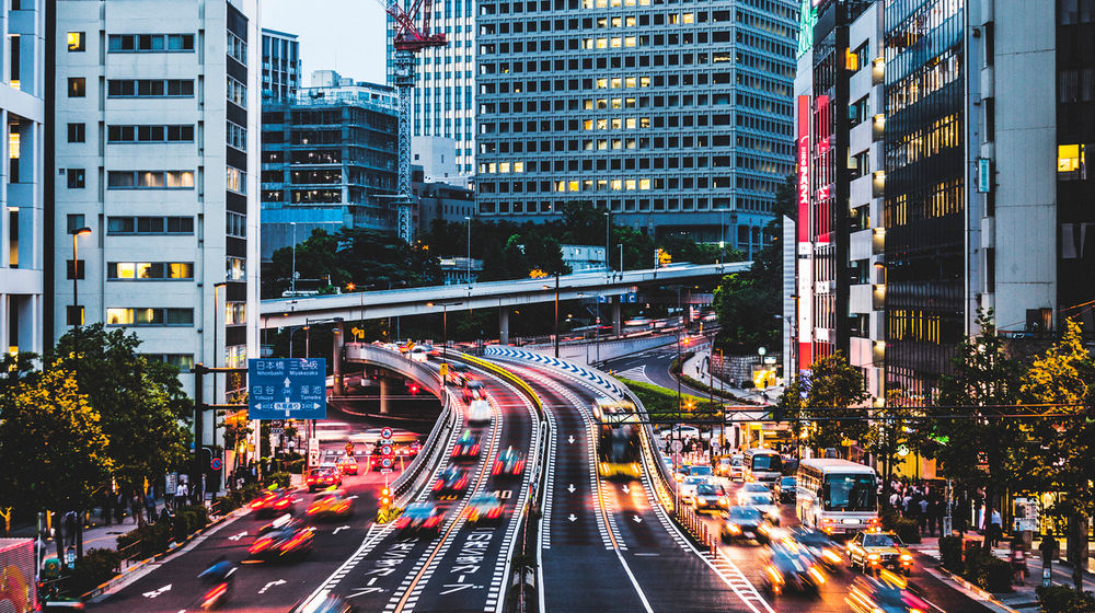 <p>Night traffic in the city – Akasaka, Tokyo, Jepang. Dok: Savvy Tokyo.</p>