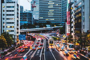 <p>Night traffic in the city – Akasaka, Tokyo, Jepang. Dok: Savvy Tokyo.</p>
