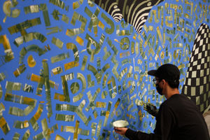 <p>Seniman dari komunitas kreatif Converse All Star membuat mural di tembok luar Institut Prancis Indonesia (IFI), di Jalan Thamrin, Jakarta, Rabu, 2 Desember 2020. Foto: Ismail Pohan/TrenAsia</p>
