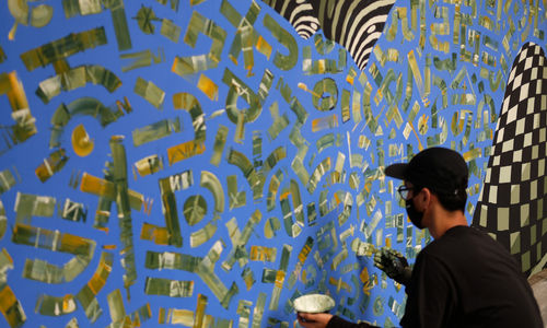 <p>Seniman dari komunitas kreatif Converse All Star membuat mural di tembok luar Institut Prancis Indonesia (IFI), di Jalan Thamrin, Jakarta, Rabu, 2 Desember 2020. Foto: Ismail Pohan/TrenAsia</p>
