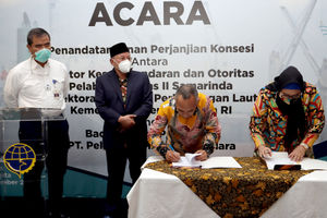 <p>Kepala KSOP Kelas II Samarinda Direktorat Jendral Perhubungan Laut Kementerian Perhubungan Laut RI, Muklish Tohepaly (kedua kanan), Direktur Utama PT. PTB, Ibu Ika Pusparini (kanan), Komisaris Utama PT. PTB, Bpk. Sukresno Darmo Sumarto (kedua kiri), Direktur Jenderal Perhubungan Laut<br />
Kementerian Perhubungan RI, Agus H. Purnomo	(kiri) saat penandatanganan konsesi antara kantor kesyahbandaran dan otoritas pelabuhan kelas II Samarinda Direktorat Jenderal Perhubungan Laut Kementerian Perhubungan dengan Badan Usaha Pelabuhan PT Pelabuhan Tiga Bersaudara, di Jakarta, Jum’at, 4 Desember 2020. Foto: Ismail Pohan/TrenAsia</p>
