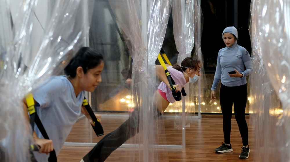 <p>Peserta mengikuti program latihan kebugaran TRX (Total Body Resistance Exercise) di Kaloria Studio, Jalan Ampera Raya, Jakarta, Kamis, 17 Desember 2020. Foto: Ismail Pohan/TrenAsia</p>