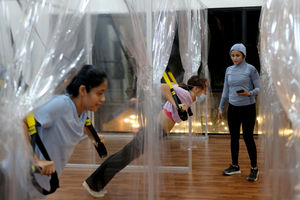 <p>Peserta mengikuti program latihan kebugaran TRX (Total Body Resistance Exercise) di Kaloria Studio, Jalan Ampera Raya, Jakarta, Kamis, 17 Desember 2020. Foto: Ismail Pohan/TrenAsia</p>

