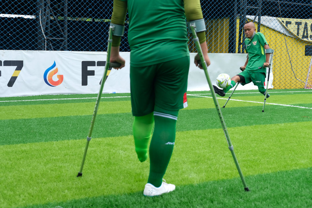 <p>Pesepakbola dari Tim Garuda Indonesia Amputee Football (INAF) saat sesi latihan di Lapangan Mini Soccer, Jalan TB Simatupang, Cilandak, Jakarta Selatan, Kamis, 3 Desember 2020. Foto: Ismail Pohan/TrenAsia</p>
