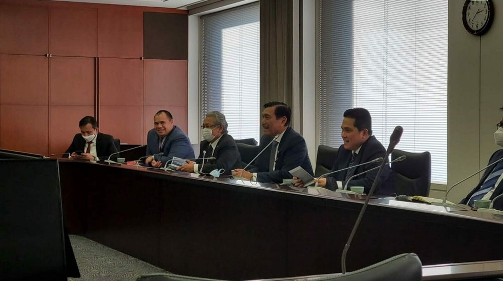 <p>Menteri Koordinator (Menko) Bidang Kemaritiman dan Investasi (Marves) Luhut B. Pandjaitan dan Menteri BUMN Erick Thohir saat bertemu Gubernur Japan Bank for International Cooperation (JBIC) MAEDA Tadashi untuk pembentukan Sovereign Wealth Fund (SWF) Indonesia. / Dok. Kemenko Marves</p>
