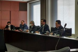 <p>Menteri Koordinator (Menko) Bidang Kemaritiman dan Investasi (Marves) Luhut B. Pandjaitan dan Menteri BUMN Erick Thohir saat bertemu Gubernur Japan Bank for International Cooperation (JBIC) MAEDA Tadashi untuk pembentukan Sovereign Wealth Fund (SWF) Indonesia. / Dok. Kemenko Marves</p>
