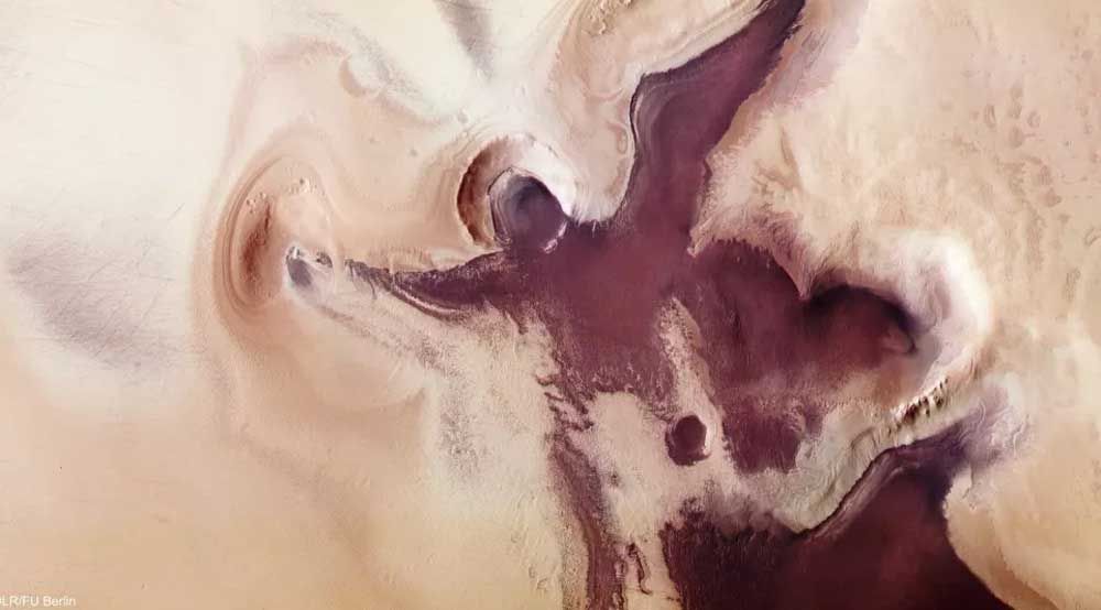 <p>Wilayah sedimen merah seperti malaikat telah muncul di dekat kutub selatan Mars. Foto: ESA</p>
