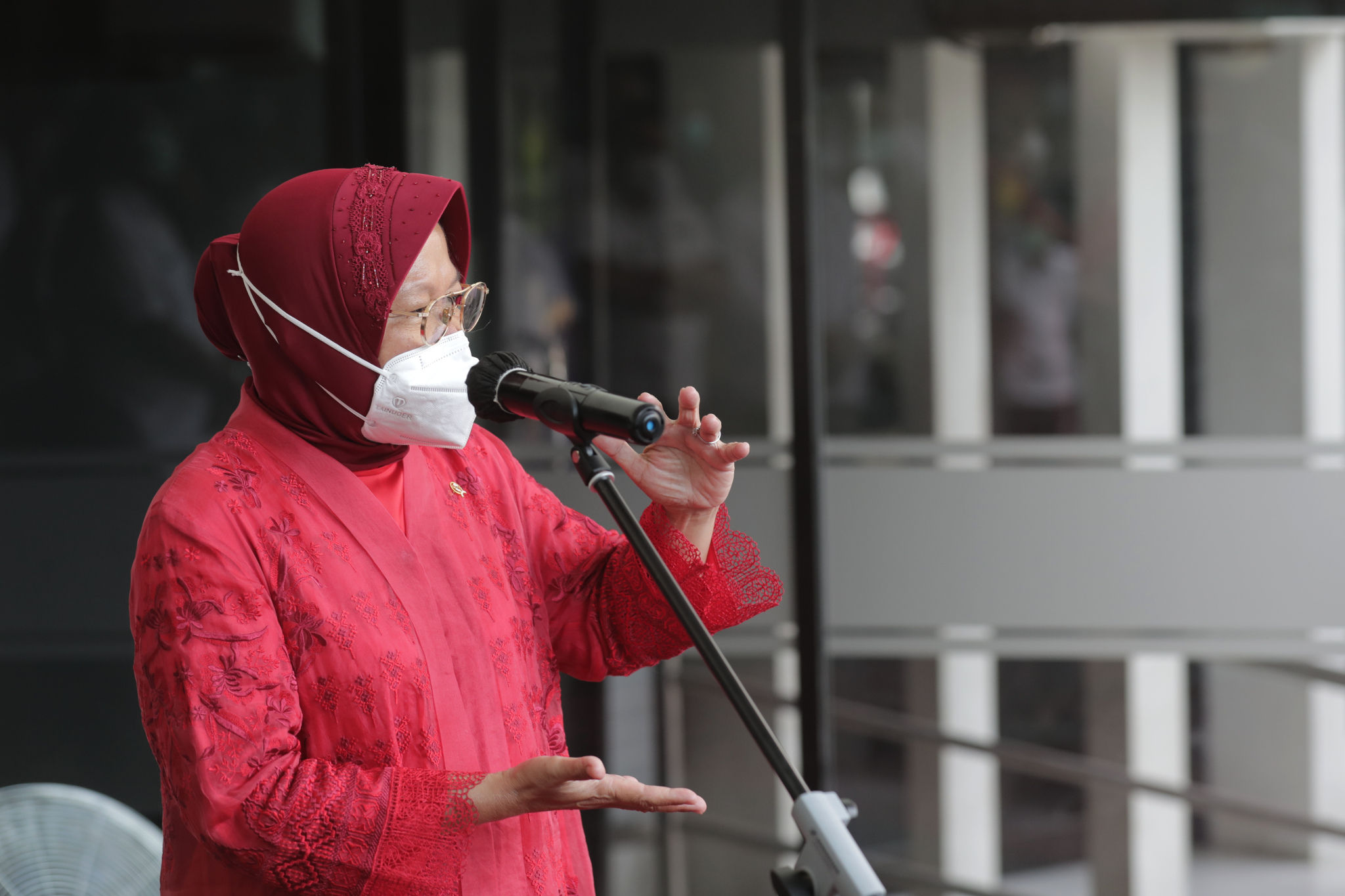 <p>Menteri Sosial Tri Rismaharini memberikan sambutan saat acara serah terima jabatan di kantor Kemensos, Jakarta, Rabu, 23 Desember 2020. Foto: Ismail Pohan/TrenAsia</p>

