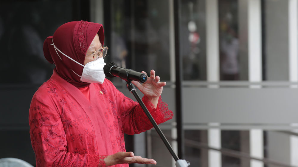 <p>Menteri Sosial Tri Rismaharini memberikan sambutan saat acara serah terima jabatan di kantor Kemensos, Jakarta, Rabu, 23 Desember 2020. Foto: Ismail Pohan/TrenAsia</p>
