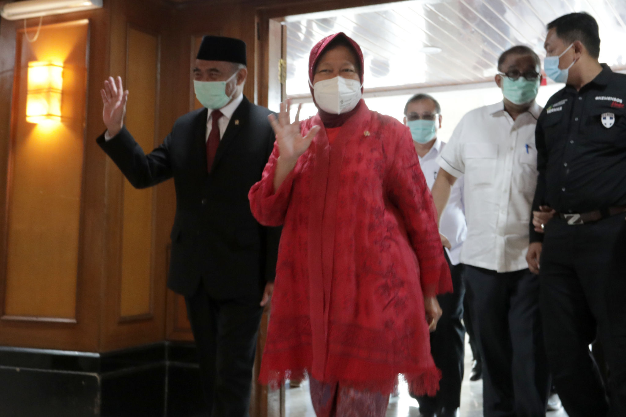 <p>Menteri Sosial Tri Rismaharini melambaikan tangan saat acara serah terima jabatan di kantor Kemensos, Jakarta, Rabu, 23 Desember 2020. Foto: Ismail Pohan/TrenAsia</p>
