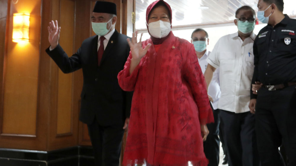 <p>Menteri Sosial Tri Rismaharini melambaikan tangan saat acara serah terima jabatan di kantor Kemensos, Jakarta, Rabu, 23 Desember 2020. Foto: Ismail Pohan/TrenAsia</p>

