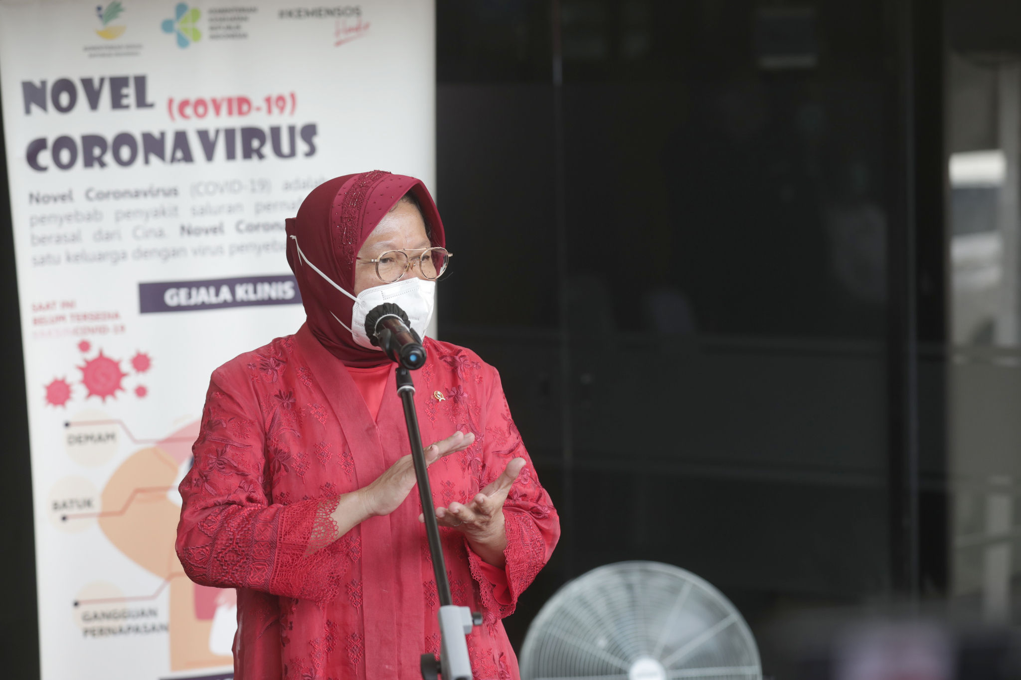 <p>Menteri Sosial Tri Rismaharini memberikan sambutan saat acara serah terima jabatan di  kantor Kemensos, Jakarta, Rabu, 23 Desember 2020. Foto: Ismail Pohan/TrenAsia</p>

