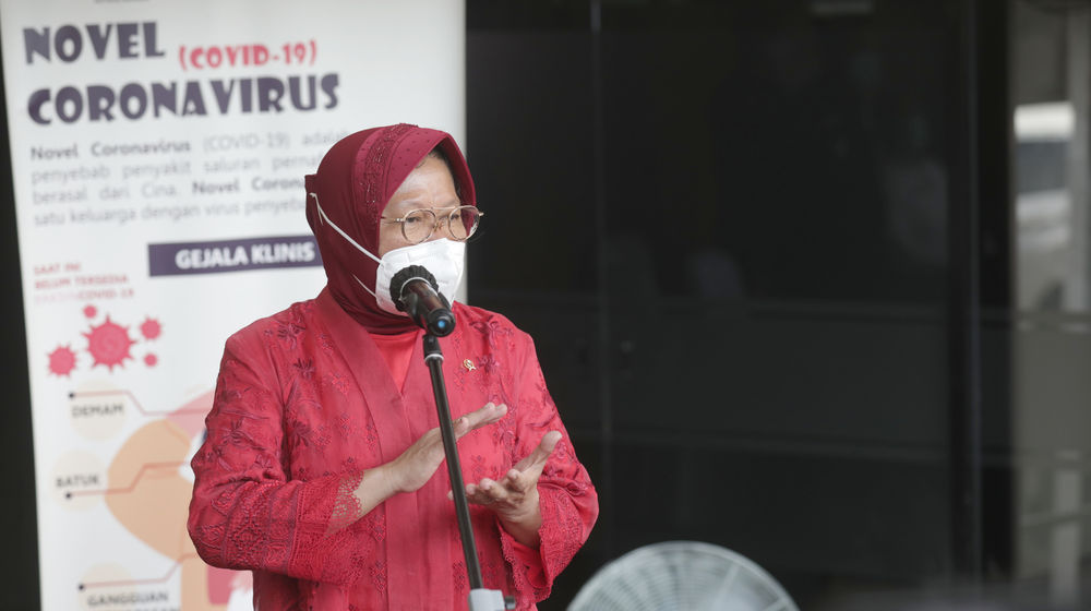 <p>Menteri Sosial Tri Rismaharini memberikan sambutan saat acara serah terima jabatan di  kantor Kemensos, Jakarta, Rabu, 23 Desember 2020. Foto: Ismail Pohan/TrenAsia</p>
