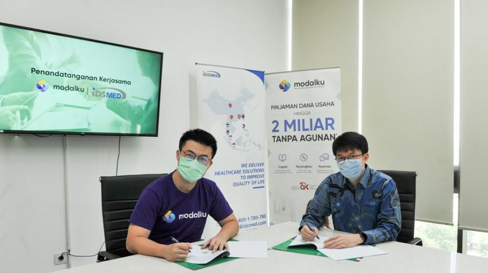 <p>Co-Founder & COO Modalku, Iwan Kurniawan bersama Managing Director & SVP idsMED Indonesia, Ramli Laukaban, pada hari Kamis, 3 Desember 2020, menandatangani kerja sama untuk mempermudah fasilitas kesehatan melakukan pengadaan alat-alat kesehatan melalui fasilitas pinjaman dengan skema invoice financing. / Dok. Modalku</p>
