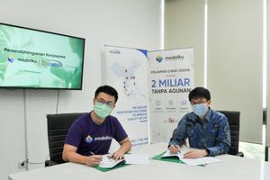 <p>Co-Founder & COO Modalku, Iwan Kurniawan bersama Managing Director & SVP idsMED Indonesia, Ramli Laukaban, pada hari Kamis, 3 Desember 2020, menandatangani kerja sama untuk mempermudah fasilitas kesehatan melakukan pengadaan alat-alat kesehatan melalui fasilitas pinjaman dengan skema invoice financing. / Dok. Modalku</p>
