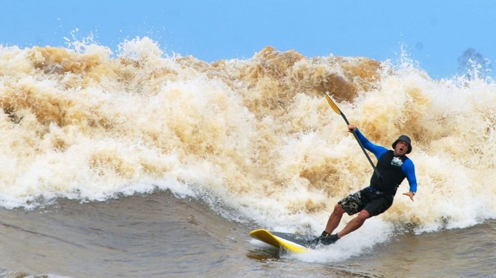 <p>Turis mancanegara tengah menikmati surfing di Ombak Bono, Kampar, Provinsi Riau / Indonesia.go.id</p>