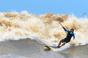 <p>Turis mancanegara tengah menikmati surfing di Ombak Bono, Kampar, Provinsi Riau / Indonesia.go.id</p>
