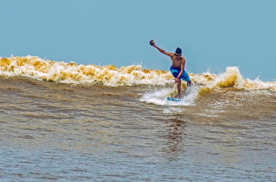 <p>Surfing ombak bono di Kampar, Riau, menjadi destinasi wisata minat khusus yang kian populer di dunia / Riau.go.id</p>
