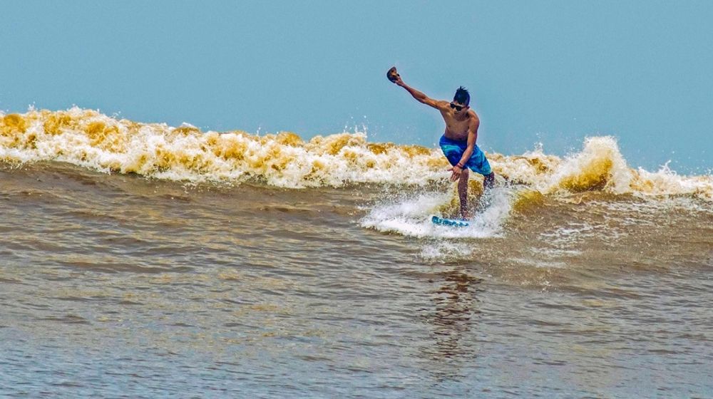<p>Surfing ombak bono di Kampar, Riau, menjadi destinasi wisata minat khusus yang kian populer di dunia / Riau.go.id</p>
