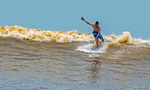 <p>Surfing ombak bono di Kampar, Riau, menjadi destinasi wisata minat khusus yang kian populer di dunia / Riau.go.id</p>
