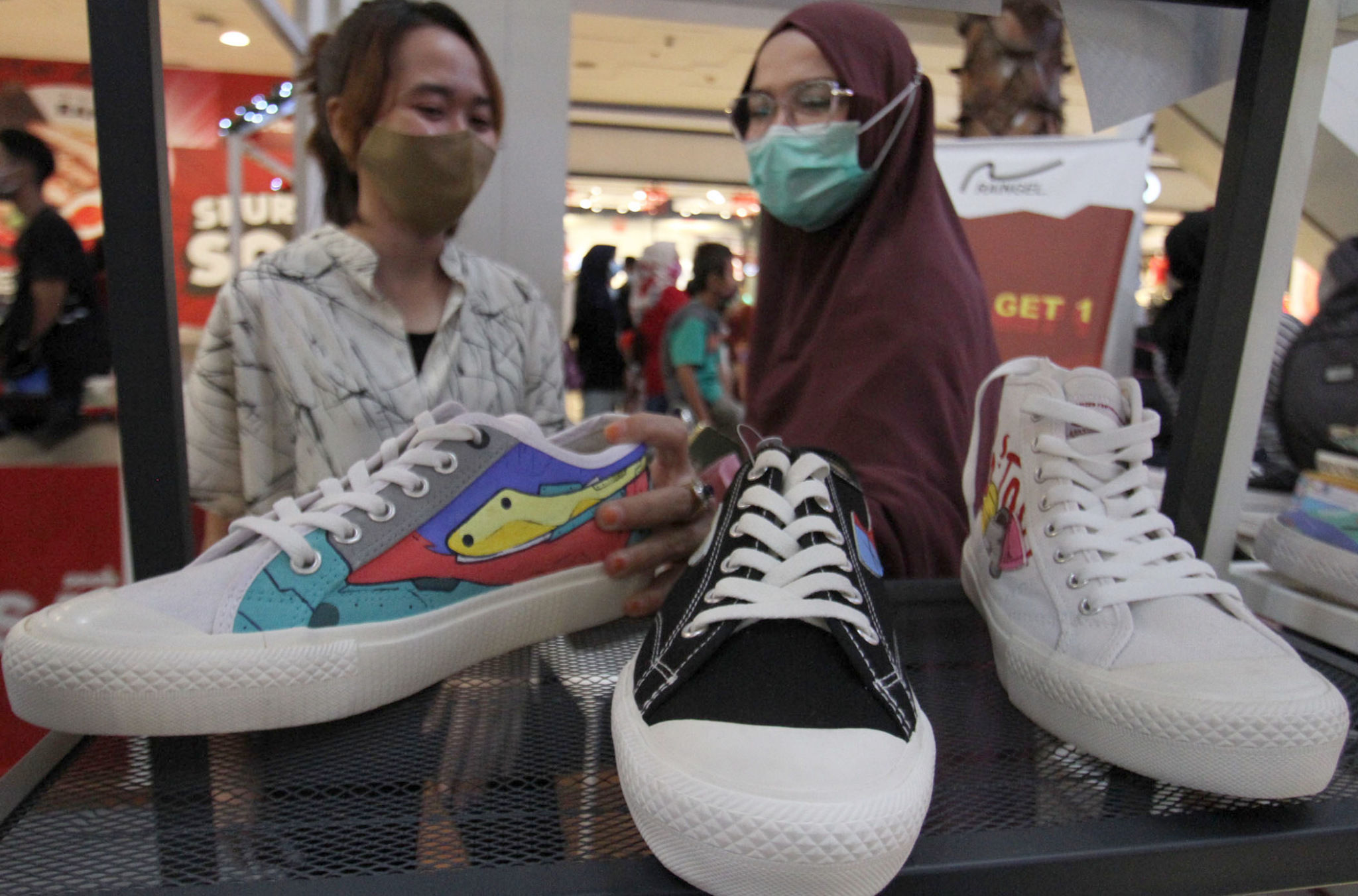 <p>Pengunjung melihat koleksi sepatu pada pameran Sneakers Addiction di Atrium Tangcity Mal Tangerang, Banten, Selasa, 22 Desember 2020. Foto: Panji Asmoro/TrenAsia</p>
