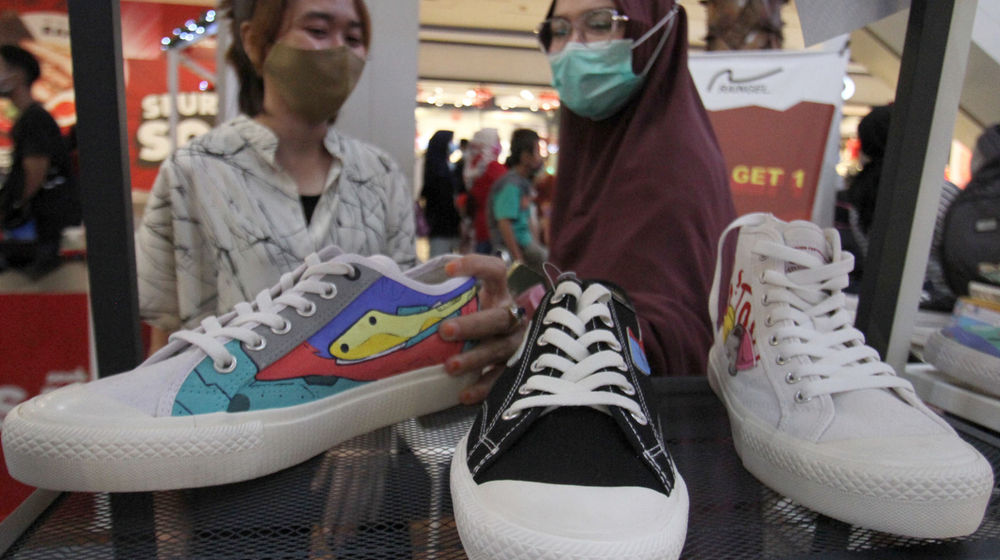 <p>Pengunjung melihat koleksi sepatu pada pameran Sneakers Addiction di Atrium Tangcity Mal Tangerang, Banten, Selasa, 22 Desember 2020. Foto: Panji Asmoro/TrenAsia</p>
