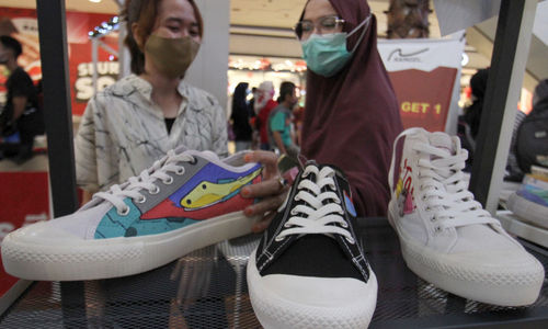 <p>Pengunjung melihat koleksi sepatu pada pameran Sneakers Addiction di Atrium Tangcity Mal Tangerang, Banten, Selasa, 22 Desember 2020. Foto: Panji Asmoro/TrenAsia</p>