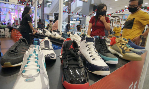 <p>Pengunjung melihat koleksi sepatu pada pameran Sneakers Addiction di Atrium Tangcity Mal Tangerang, Banten, Selasa, 22 Desember 2020. Foto: Panji Asmoro/TrenAsia</p>
