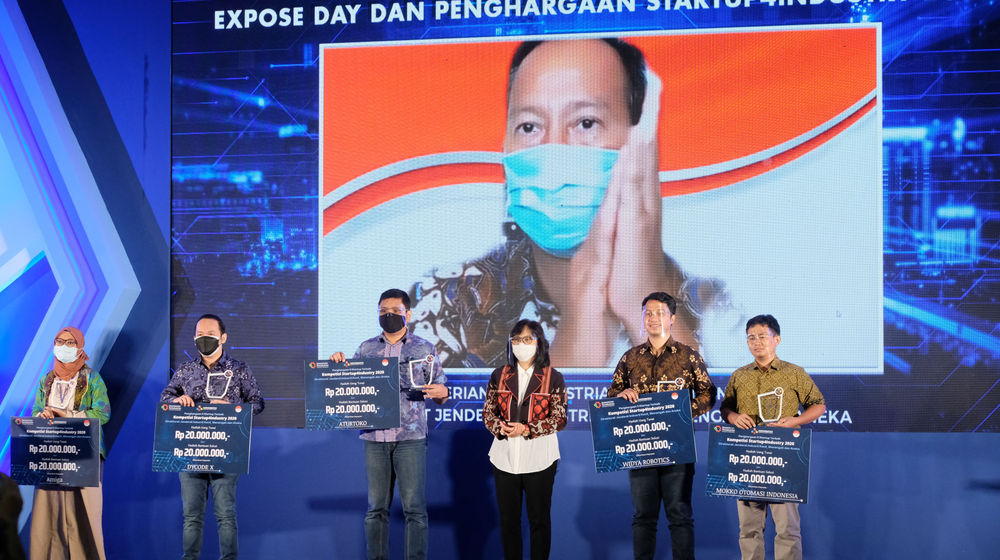 <p>Direktur Jenderal Industri Kecil, Menengah, dan Aneka (Dirjen IKMA), Gati Wibawaningsih (ketiga kanan) berfoto bersama kelima startup pemenang kompetisi Startup4Industry 2020 disaksikan Menteri Perindustrian, Agus Gumiwang yang hadir secara virtual, di Jakarta, Selasa, 8 Desember 2020. Foto: Ismail Pohan/TrenAsia</p>
