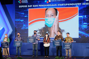 <p>Direktur Jenderal Industri Kecil, Menengah, dan Aneka (Dirjen IKMA), Gati Wibawaningsih (ketiga kanan) berfoto bersama kelima startup pemenang kompetisi Startup4Industry 2020 disaksikan Menteri Perindustrian, Agus Gumiwang yang hadir secara virtual, di Jakarta, Selasa, 8 Desember 2020. Foto: Ismail Pohan/TrenAsia</p>
