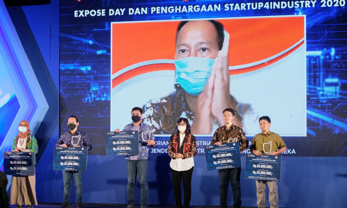 <p>Direktur Jenderal Industri Kecil, Menengah, dan Aneka (Dirjen IKMA), Gati Wibawaningsih (ketiga kanan) berfoto bersama kelima startup pemenang kompetisi Startup4Industry 2020 disaksikan Menteri Perindustrian, Agus Gumiwang yang hadir secara virtual, di Jakarta, Selasa, 8 Desember 2020. Foto: Ismail Pohan/TrenAsia</p>
