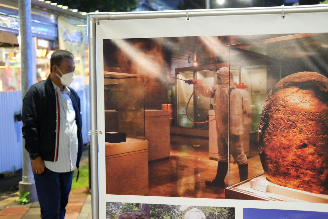 <p>Ketua DPRD DKI Jakarta, Prasetyo Edi Marsudi mengamati karya fotografi yang dipajang pada pameran Foto Jurnalistik oleh Pewarta Foto Indonesia Jakarta (PFIJ) bertajuk &#8220;Ragam Cerita Ibukota Sebelum dan Saat Pandemi COVID-19&#8221; yang digelar di Thamrin 10, Jakarta Pusat, Jum&#8217;at, 4 Desember 2020. Foto: Ismail Pohan/TrenAsia</p>

